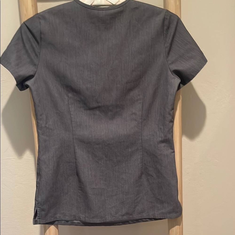 CLEARANCE! FIGS Women's Catarina One-Pocket V-Neck Scrub Top In Gray, Size XXS - Picture 9 of 9